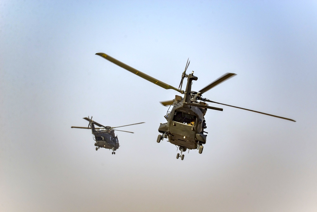 /NH 90 in volo con il personale del 66 Reggimento e il personale recuperato